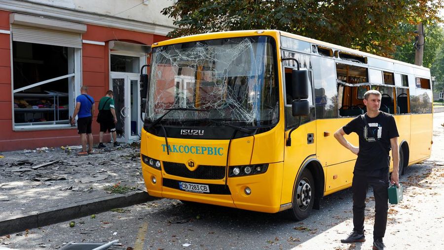 Serangan rudal Rusia menghantam sebuah alun-alun di kota Chernihiv, Ukraina, pada Sabtu (19/8) waktu setempat. (Ukrainian Emergency Service via AP)