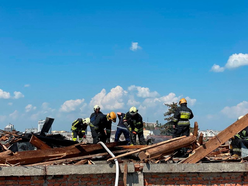 Serangan rudal Rusia menghantam sebuah alun-alun di kota Chernihiv, Ukraina, pada Sabtu (19/8) waktu setempat. (Ukrainian Emergency Service via AP) Serangan rudal Rusia menghantam sebuah alun-alun di kota Chernihiv, Ukraina, pada Sabtu (19/8) waktu setempat. (Ukrainian Emergency Service via AP)