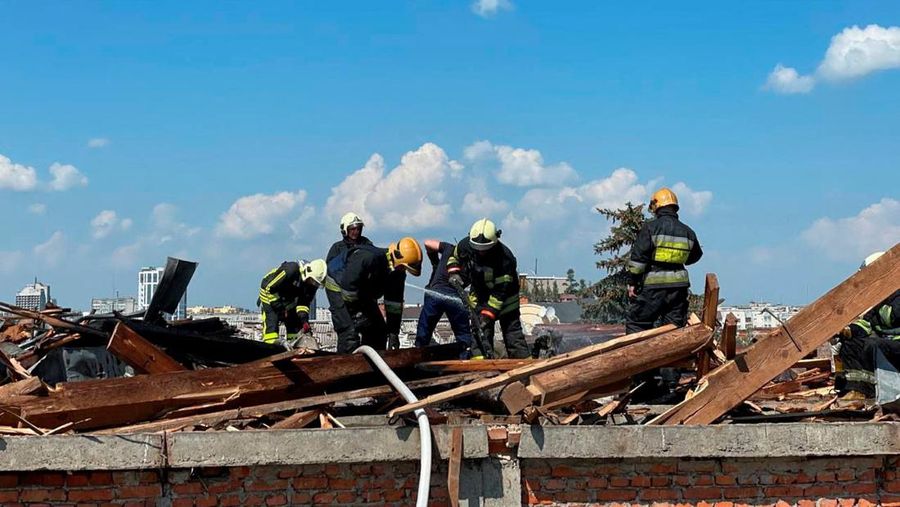 Serangan rudal Rusia menghantam sebuah alun-alun di kota Chernihiv, Ukraina, pada Sabtu (19/8) waktu setempat. (Ukrainian Emergency Service via AP)