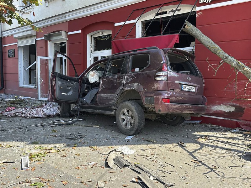Serangan rudal Rusia menghantam sebuah alun-alun di kota Chernihiv, Ukraina, pada Sabtu (19/8) waktu setempat. (Ukrainian Emergency Service via AP) Serangan rudal Rusia menghantam sebuah alun-alun di kota Chernihiv, Ukraina, pada Sabtu (19/8) waktu setempat. (Ukrainian Emergency Service via AP)