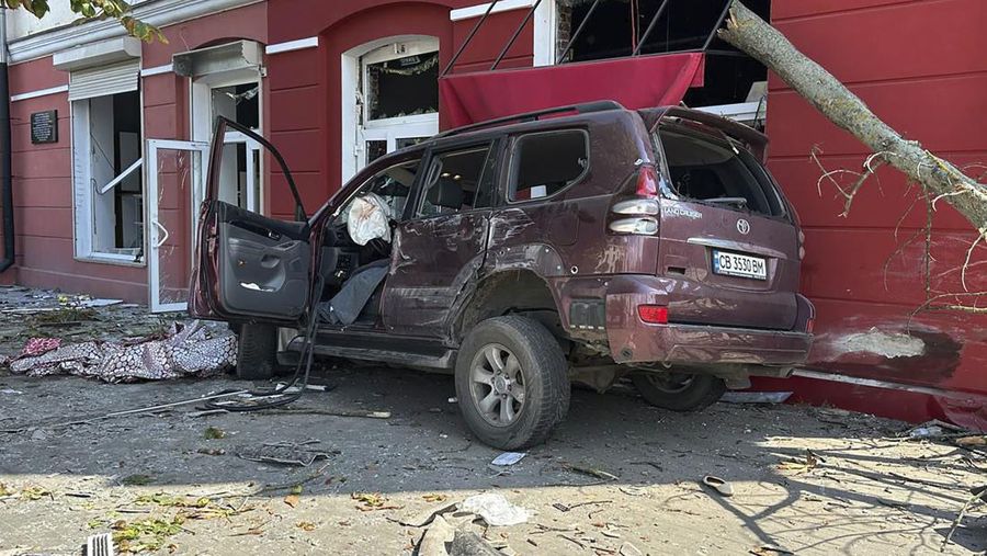 Serangan rudal Rusia menghantam sebuah alun-alun di kota Chernihiv, Ukraina, pada Sabtu (19/8) waktu setempat. (Ukrainian Emergency Service via AP)