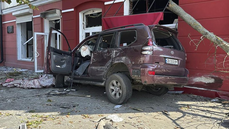 Serangan rudal Rusia menghantam sebuah alun-alun di kota Chernihiv, Ukraina, pada Sabtu (19/8) waktu setempat. (Ukrainian Emergency Service via AP)