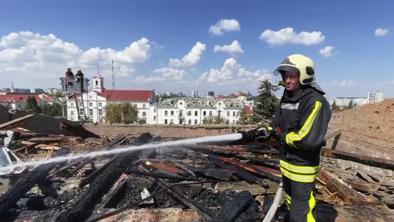 Serangan rudal Rusia menghantam sebuah alun-alun di kota Chernihiv, Ukraina, pada Sabtu (19/8) waktu setempat. (Ukrainian Emergency Service via AP)