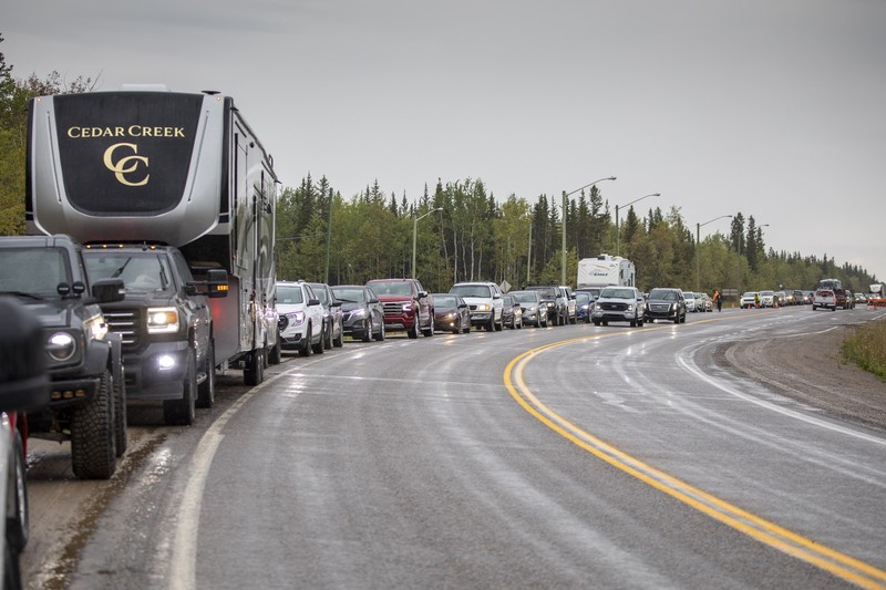 Warga menyelamatkan diri saat terjadi kebakaran di wilayah Kanada. Bill Braden /The Canadian Press via AP)