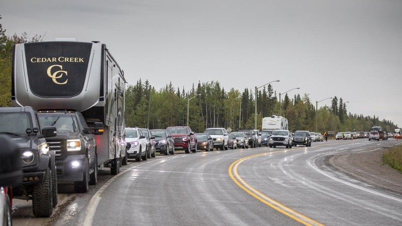 Warga menyelamatkan diri saat terjadi kebakaran di wilayah Kanada. Bill Braden /The Canadian Press via AP)