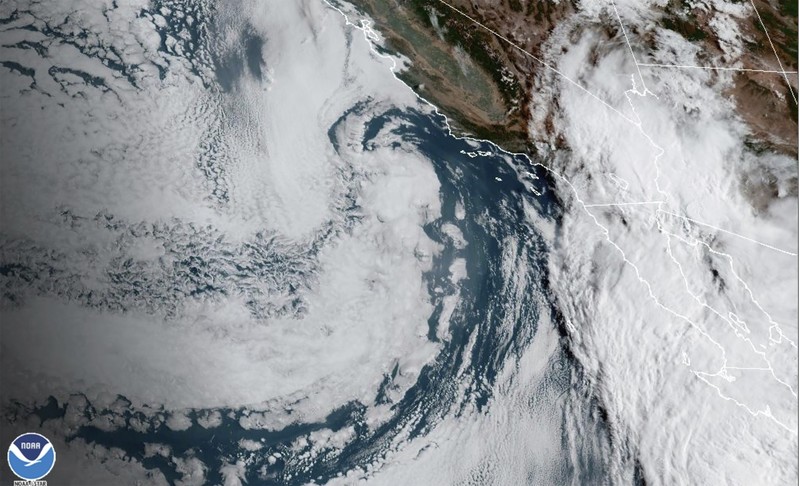Citra satelit yang disediakan oleh National Oceanic and Atmospheric Administration menunjukkan Badai Hilary di lepas pantai Pasifik Meksiko. Badai Hilary menuju ke California Meksiko pada hari Sabtu ketika Pusat Badai Nasional AS memperkirakan bencana dan banjir untuk semenanjung Amerika Serikat bagian barat daya. (NOAA via AP) Citra satelit yang disediakan oleh National Oceanic and Atmospheric Administration menunjukkan Badai Hilary di lepas pantai Pasifik Meksiko. Badai Hilary menuju ke California Meksiko pada hari Sabtu ketika Pusat Badai Nasional AS memperkirakan bencana dan banjir untuk semenanjung Amerika Serikat bagian barat daya. (NOAA via AP)