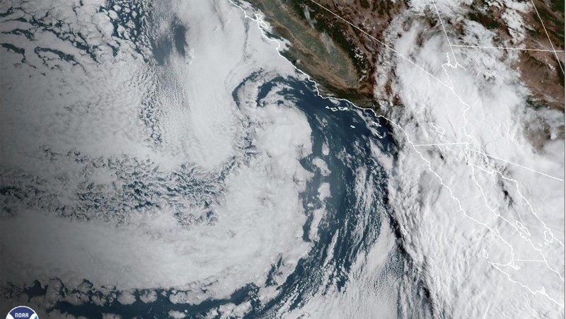 Citra satelit yang disediakan oleh National Oceanic and Atmospheric Administration menunjukkan Badai Hilary di lepas pantai Pasifik Meksiko. Badai Hilary menuju ke California Meksiko pada hari Sabtu ketika Pusat Badai Nasional AS memperkirakan bencana dan banjir  untuk semenanjung Amerika Serikat bagian barat daya. (NOAA via AP)