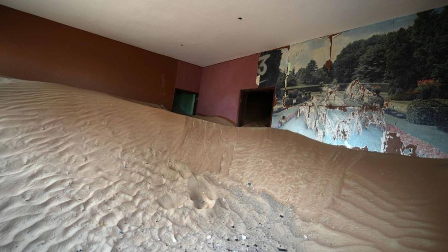 Desa Al Madam yang tertimbun pasir dan ditinggalkan penghuninya di Uni Emirat Arab. (AP Photo/Kamran Jebreili)