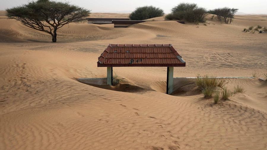 Desa Al Madam yang tertimbun pasir dan ditinggalkan penghuninya di Uni Emirat Arab. (AP Photo/Kamran Jebreili)