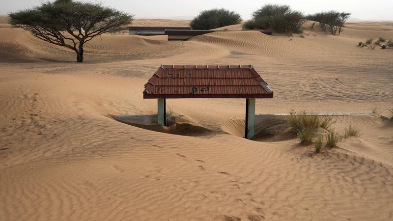 Desa Al Madam yang tertimbun pasir dan ditinggalkan penghuninya di Uni Emirat Arab. (AP Photo/Kamran Jebreili)