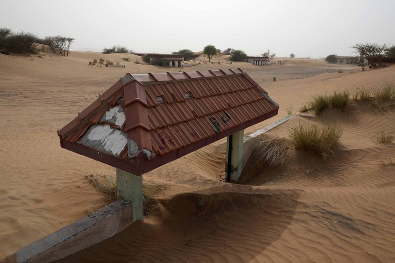 Desa Al Madam yang tertimbun pasir dan ditinggalkan penghuninya di Uni Emirat Arab. (AP Photo/Kamran Jebreili)