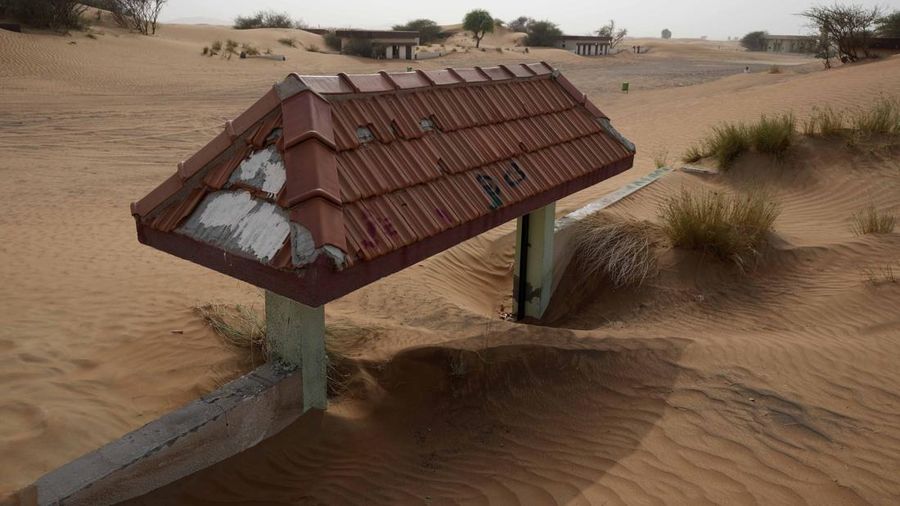 Desa Al Madam yang tertimbun pasir dan ditinggalkan penghuninya di Uni Emirat Arab. (AP Photo/Kamran Jebreili)