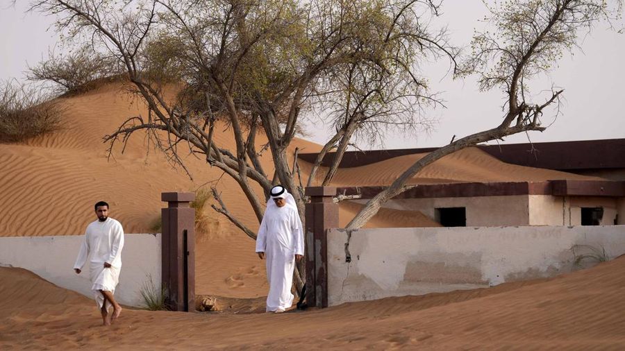 Desa Al Madam yang tertimbun pasir dan ditinggalkan penghuninya di Uni Emirat Arab. (AP Photo/Kamran Jebreili) Desa Al Madam yang tertimbun pasir dan ditinggalkan penghuninya di Uni Emirat Arab. (AP Photo/Kamran Jebreili)
