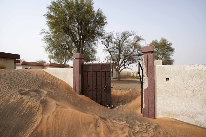 Desa Al Madam yang tertimbun pasir dan ditinggalkan penghuninya di Uni Emirat Arab. (AP Photo/Kamran Jebreili)