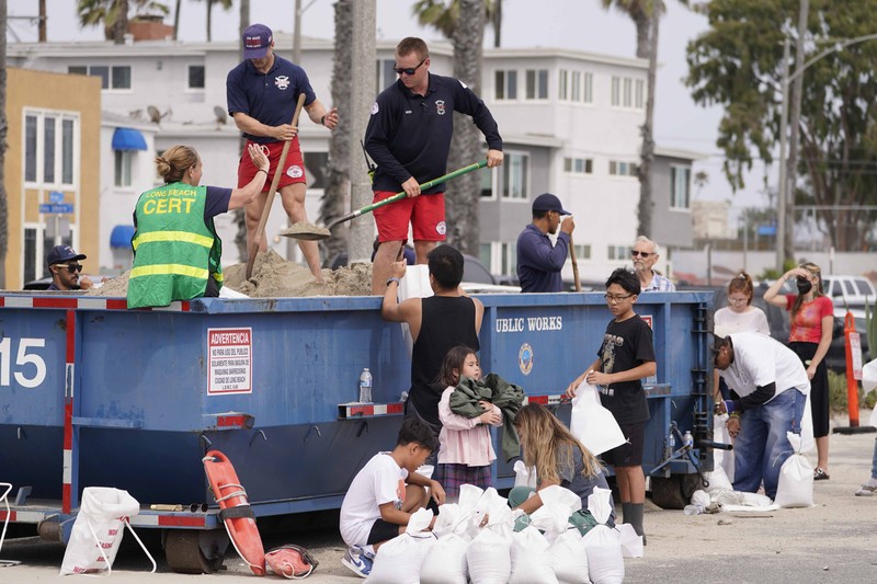 Citra satelit yang disediakan oleh National Oceanic and Atmospheric Administration menunjukkan Badai Hilary di lepas pantai Pasifik Meksiko. Badai Hilary menuju ke California Meksiko pada hari Sabtu ketika Pusat Badai Nasional AS memperkirakan bencana dan banjir untuk semenanjung Amerika Serikat bagian barat daya. (NOAA via AP) Citra satelit yang disediakan oleh National Oceanic and Atmospheric Administration menunjukkan Badai Hilary di lepas pantai Pasifik Meksiko. Badai Hilary menuju ke California Meksiko pada hari Sabtu ketika Pusat Badai Nasional AS memperkirakan bencana dan banjir untuk semenanjung Amerika Serikat bagian barat daya. (NOAA via AP)
