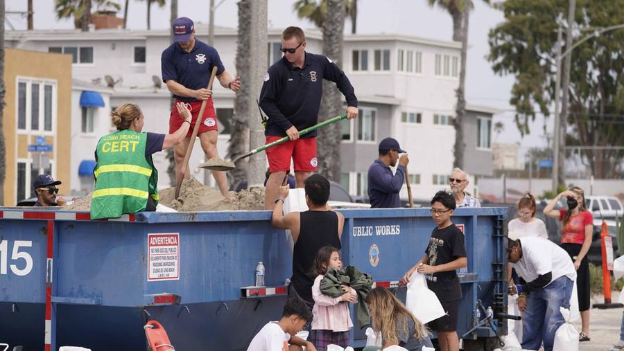 Citra satelit yang disediakan oleh National Oceanic and Atmospheric Administration menunjukkan Badai Hilary di lepas pantai Pasifik Meksiko. Badai Hilary menuju ke California Meksiko pada hari Sabtu ketika Pusat Badai Nasional AS memperkirakan bencana dan banjir  untuk semenanjung Amerika Serikat bagian barat daya. (NOAA via AP)