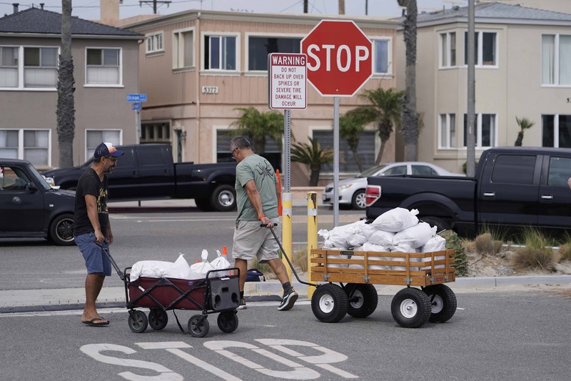 Citra satelit yang disediakan oleh National Oceanic and Atmospheric Administration menunjukkan Badai Hilary di lepas pantai Pasifik Meksiko. Badai Hilary menuju ke California Meksiko pada hari Sabtu ketika Pusat Badai Nasional AS memperkirakan bencana dan banjir untuk semenanjung Amerika Serikat bagian barat daya. (NOAA via AP) Citra satelit yang disediakan oleh National Oceanic and Atmospheric Administration menunjukkan Badai Hilary di lepas pantai Pasifik Meksiko. Badai Hilary menuju ke California Meksiko pada hari Sabtu ketika Pusat Badai Nasional AS memperkirakan bencana dan banjir untuk semenanjung Amerika Serikat bagian barat daya. (NOAA via AP)