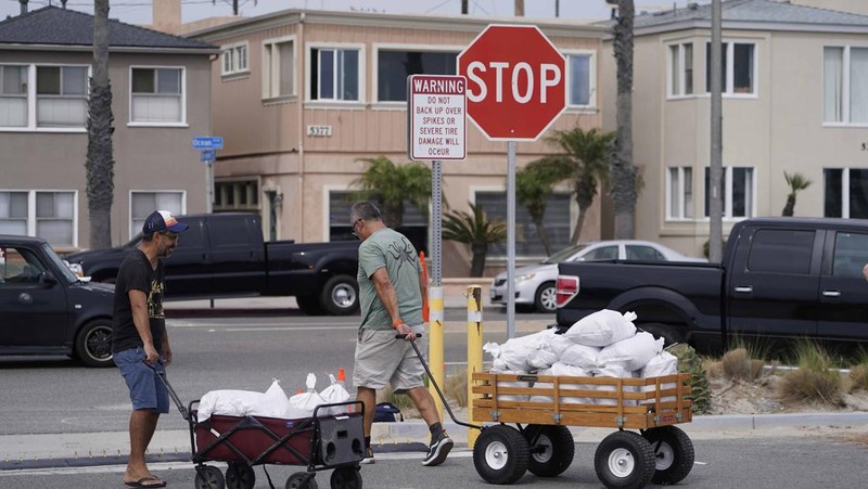 Citra satelit yang disediakan oleh National Oceanic and Atmospheric Administration menunjukkan Badai Hilary di lepas pantai Pasifik Meksiko. Badai Hilary menuju ke California Meksiko pada hari Sabtu ketika Pusat Badai Nasional AS memperkirakan bencana dan banjir  untuk semenanjung Amerika Serikat bagian barat daya. (NOAA via AP)