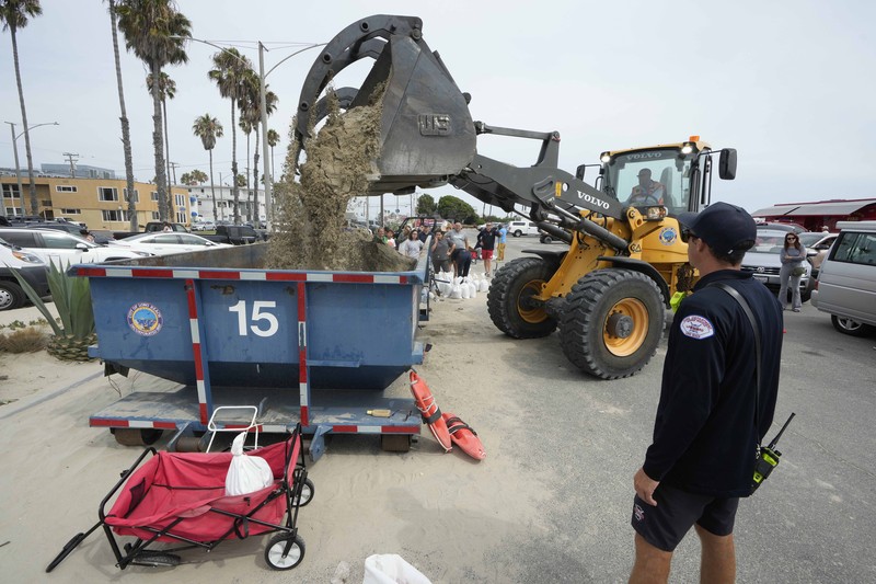 Citra satelit yang disediakan oleh National Oceanic and Atmospheric Administration menunjukkan Badai Hilary di lepas pantai Pasifik Meksiko. Badai Hilary menuju ke California Meksiko pada hari Sabtu ketika Pusat Badai Nasional AS memperkirakan bencana dan banjir untuk semenanjung Amerika Serikat bagian barat daya. (NOAA via AP) Citra satelit yang disediakan oleh National Oceanic and Atmospheric Administration menunjukkan Badai Hilary di lepas pantai Pasifik Meksiko. Badai Hilary menuju ke California Meksiko pada hari Sabtu ketika Pusat Badai Nasional AS memperkirakan bencana dan banjir untuk semenanjung Amerika Serikat bagian barat daya. (NOAA via AP)