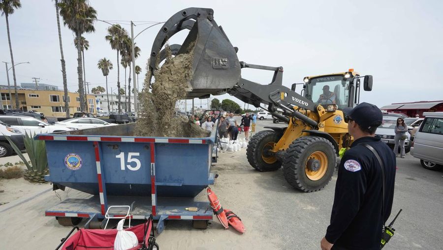 Citra satelit yang disediakan oleh National Oceanic and Atmospheric Administration menunjukkan Badai Hilary di lepas pantai Pasifik Meksiko. Badai Hilary menuju ke California Meksiko pada hari Sabtu ketika Pusat Badai Nasional AS memperkirakan bencana dan banjir  untuk semenanjung Amerika Serikat bagian barat daya. (NOAA via AP)