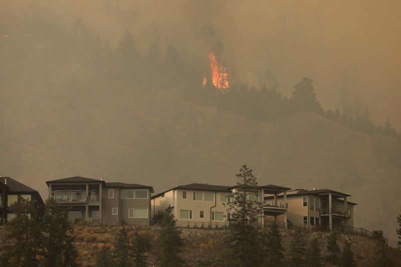 Warga menyelamatkan diri saat terjadi kebakaran di wilayah Kanada. Bill Braden /The Canadian Press via AP) Warga menyelamatkan diri saat terjadi kebakaran di wilayah Kanada. Bill Braden /The Canadian Press via AP)