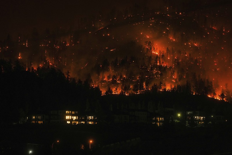 Warga menyelamatkan diri saat terjadi kebakaran di wilayah Kanada. Bill Braden /The Canadian Press via AP) Warga menyelamatkan diri saat terjadi kebakaran di wilayah Kanada. Bill Braden /The Canadian Press via AP)