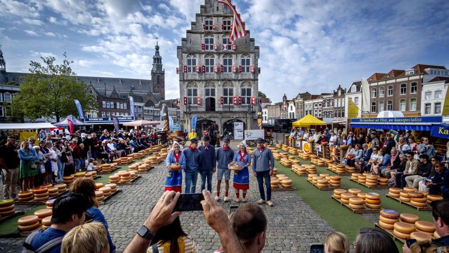 Keju Gouda tercatat sebagai salah satu keju tertua yang masih terus dibuat. Keju Gouda pertama kali disebut pada tahun 1184. (AP Photo/Michael Probst)