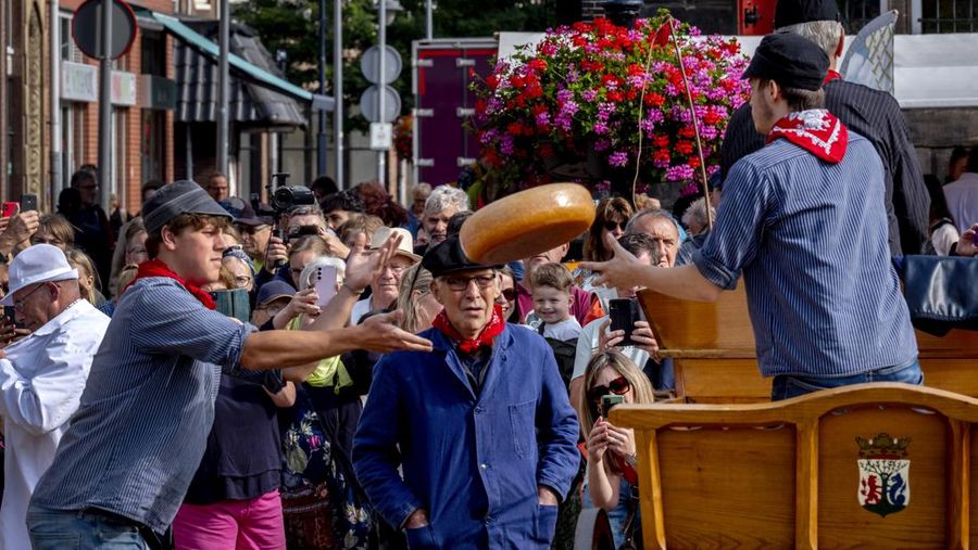 Keju Gouda tercatat sebagai salah satu keju tertua yang masih terus dibuat. Keju Gouda pertama kali disebut pada tahun 1184. (AP Photo/Michael Probst)