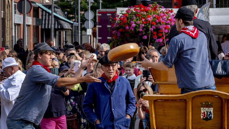 Keju Gouda tercatat sebagai salah satu keju tertua yang masih terus dibuat. Keju Gouda pertama kali disebut pada tahun 1184. (AP Photo/Michael Probst)