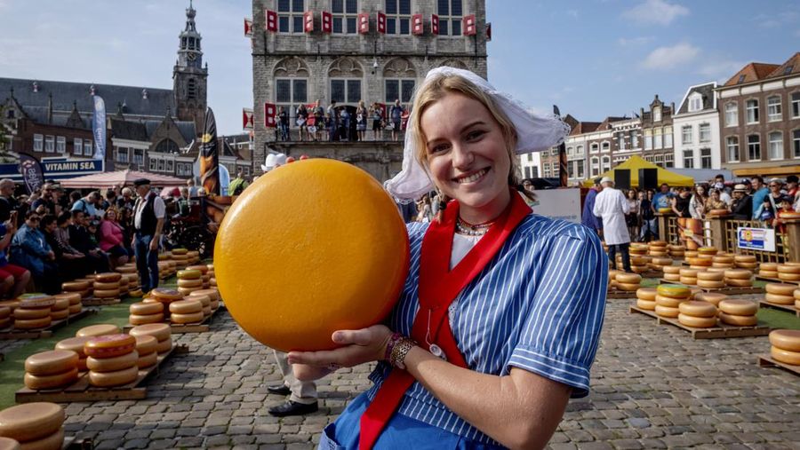 Keju Gouda tercatat sebagai salah satu keju tertua yang masih terus dibuat. Keju Gouda pertama kali disebut pada tahun 1184. (AP Photo/Michael Probst)