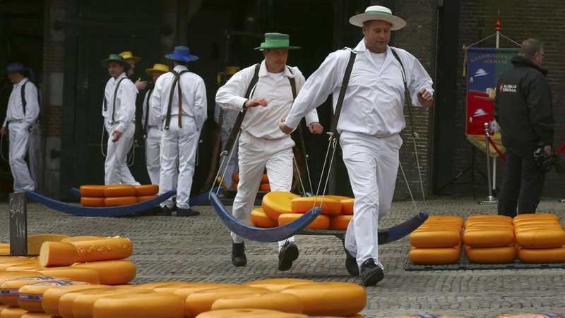 Keju Gouda tercatat sebagai salah satu keju tertua yang masih terus dibuat. Keju Gouda pertama kali disebut pada tahun 1184. (AP Photo/Michael Probst)