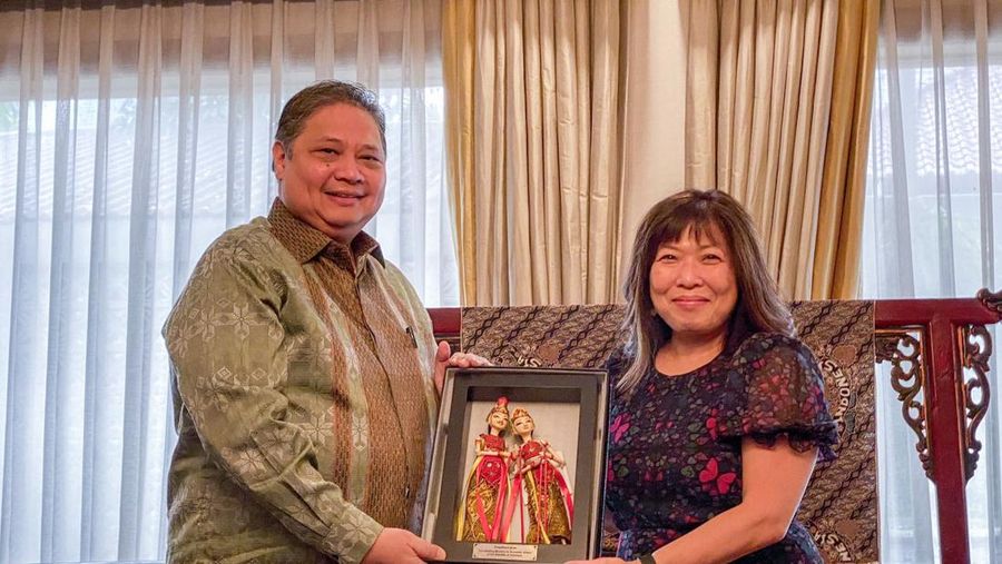 Menteri Koordinator Bidang Perekonomian Airlangga Hartarto dan Menteri Perdagangan Internasional Kanada Mary Ng memegang cenderamata di Jakarta (19/8).