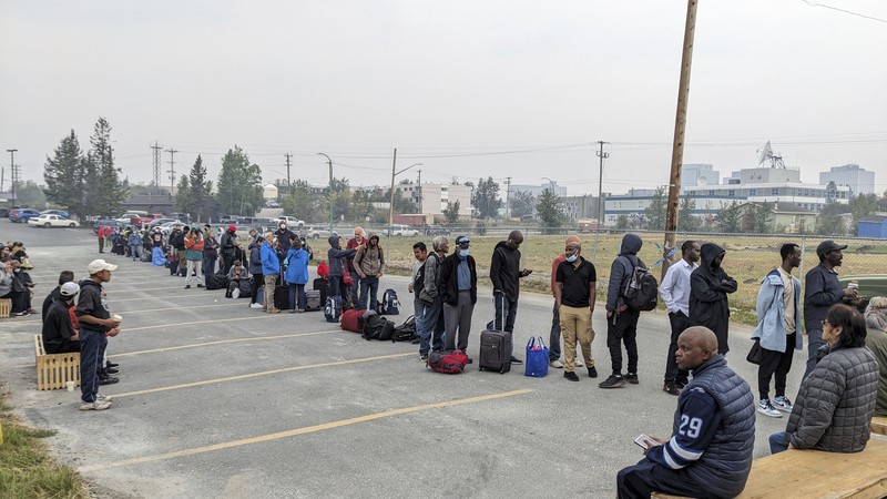 Warga menyelamatkan diri saat terjadi kebakaran di wilayah Kanada. Bill Braden /The Canadian Press via AP) Warga menyelamatkan diri saat terjadi kebakaran di wilayah Kanada. Bill Braden /The Canadian Press via AP)