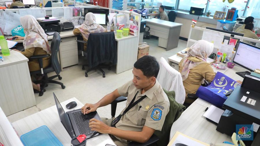 Aktifitas pegawai pemprov DKI di Badan Kepegawaian Daerah (BKD) di kompleks Balai Kota DKI Jakarta, Senin (21/8/2023). (CNBC Indonesia/Muhammad Sabki)