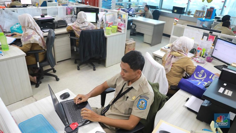 Aktifitas pegawai pemprov DKI di Badan Kepegawaian Daerah (BKD) di kompleks Balai Kota DKI Jakarta, Senin (21/8/2023). (CNBC Indonesia/Muhammad Sabki)