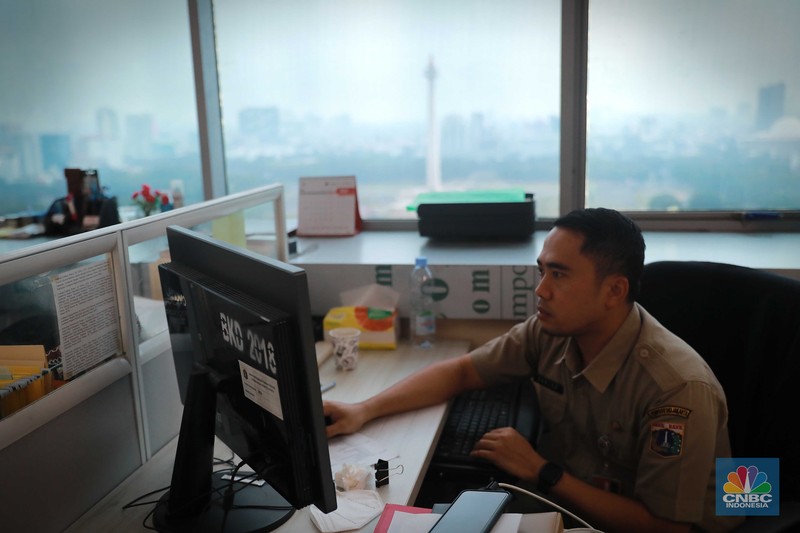 Aktifitas pegawai pemprov DKI di Badan Kepegawaian Daerah (BKD) di kompleks Balai Kota DKI Jakarta, Senin (21/8/2023). Aktifitas pegawai pemprov DKI di Badan Kepegawaian Daerah (BKD) di kompleks Balai Kota DKI Jakarta, Senin (21/8/2023). (CNBC Indonesia/Muhammad Sabki)
