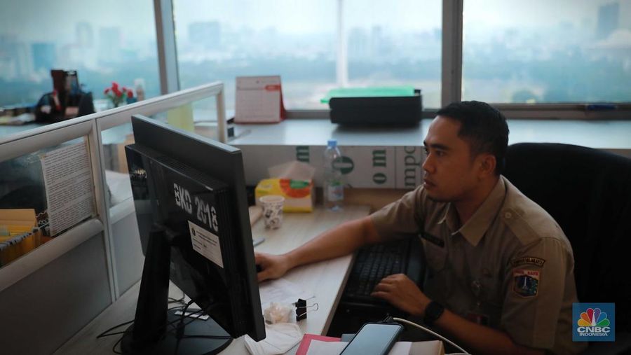 Aktifitas pegawai pemprov DKI di Badan Kepegawaian Daerah (BKD) di kompleks Balai Kota DKI Jakarta, Senin (21/8/2023). (CNBC Indonesia/Muhammad Sabki)