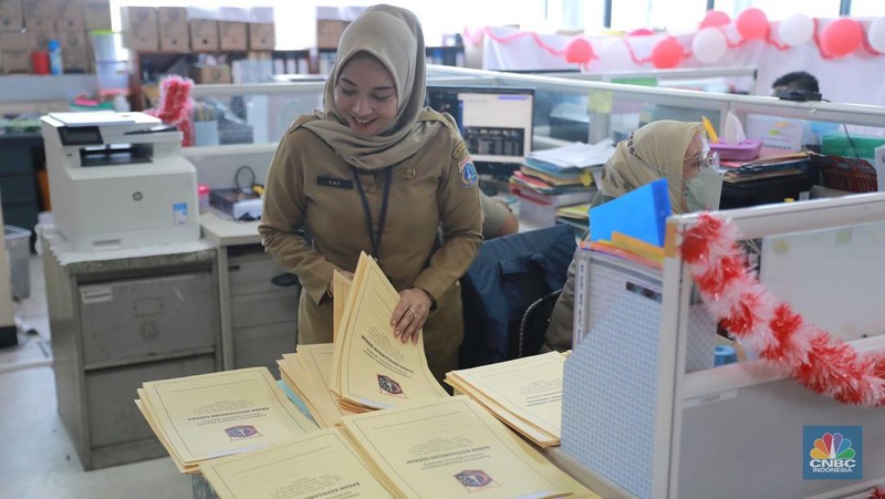 Aktifitas pegawai pemprov DKI di Badan Kepegawaian Daerah (BKD) di kompleks Balai Kota DKI Jakarta, Senin (21/8/2023). (CNBC Indonesia/Muhammad Sabki)