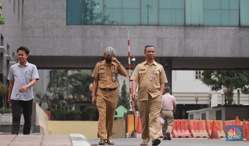 Aktifitas pegawai pemprov DKI di Badan Kepegawaian Daerah (BKD) di kompleks Balai Kota DKI Jakarta, Senin (21/8/2023). Aktifitas pegawai pemprov DKI di Badan Kepegawaian Daerah (BKD) di kompleks Balai Kota DKI Jakarta, Senin (21/8/2023). (CNBC Indonesia/Muhammad Sabki)