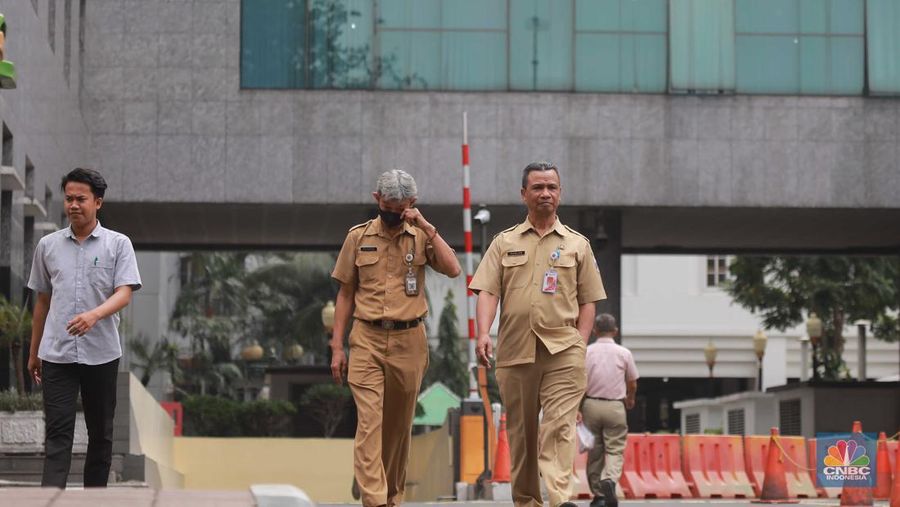 Aktifitas pegawai pemprov DKI di Badan Kepegawaian Daerah (BKD) di kompleks Balai Kota DKI Jakarta, Senin (21/8/2023). (CNBC Indonesia/Muhammad Sabki)
