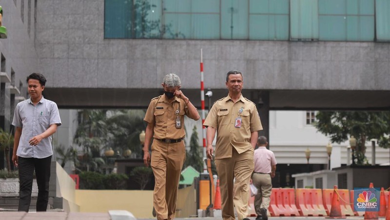 Aktifitas pegawai pemprov DKI di Badan Kepegawaian Daerah (BKD) di kompleks Balai Kota DKI Jakarta, Senin (21/8/2023). (CNBC Indonesia/Muhammad Sabki)