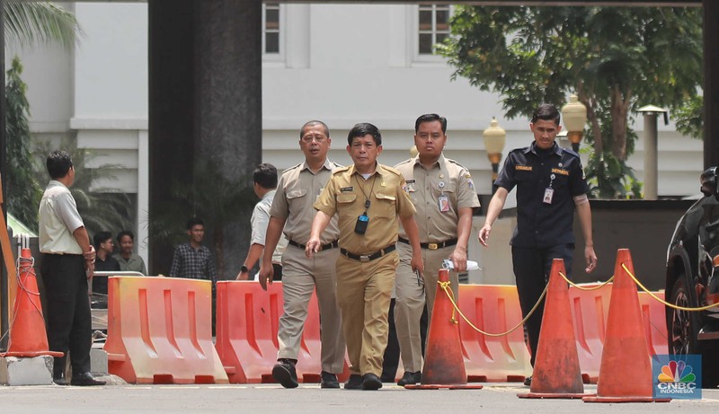 Aktifitas pegawai pemprov DKI di Badan Kepegawaian Daerah (BKD) di kompleks Balai Kota DKI Jakarta, Senin (21/8/2023). Aktifitas pegawai pemprov DKI di Badan Kepegawaian Daerah (BKD) di kompleks Balai Kota DKI Jakarta, Senin (21/8/2023). (CNBC Indonesia/Muhammad Sabki)