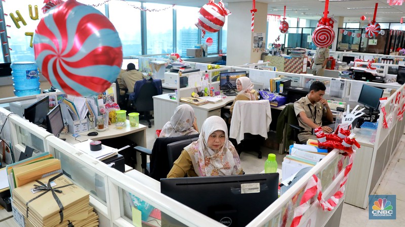 Aktifitas pegawai pemprov DKI di Badan Kepegawaian Daerah (BKD) di kompleks Balai Kota DKI Jakarta, Senin (21/8/2023). Aktifitas pegawai pemprov DKI di Badan Kepegawaian Daerah (BKD) di kompleks Balai Kota DKI Jakarta, Senin (21/8/2023). (CNBC Indonesia/Muhammad Sabki)