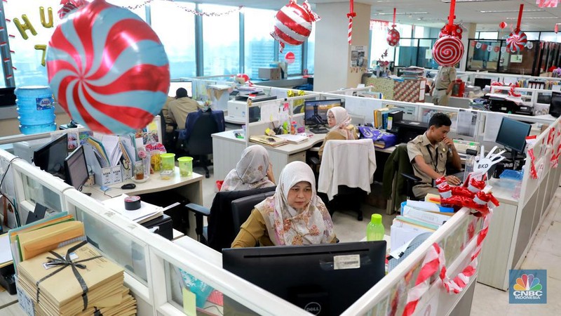 Aktifitas pegawai pemprov DKI di Badan Kepegawaian Daerah (BKD) di kompleks Balai Kota DKI Jakarta, Senin (21/8/2023). (CNBC Indonesia/Muhammad Sabki)