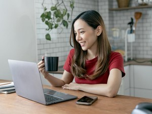 Berapa Sih Kebutuhan Kalori Pekerja yang Cuma Duduk Depan Laptop? Ini Kata Dokter