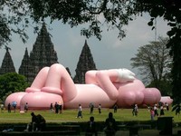 4 Fakta Boneka Raksasa KAWS dan Seniman di Baliknya
