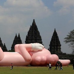 Keren! Instalasi KAWS Raksasa Rebahan di Candi Prambanan