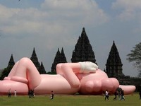 Keren! Instalasi KAWS Raksasa Rebahan di Candi Prambanan