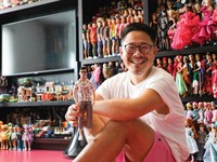 Pria Ini Mengaku Sering Diejek karena Koleksi 12.000 Barbie
