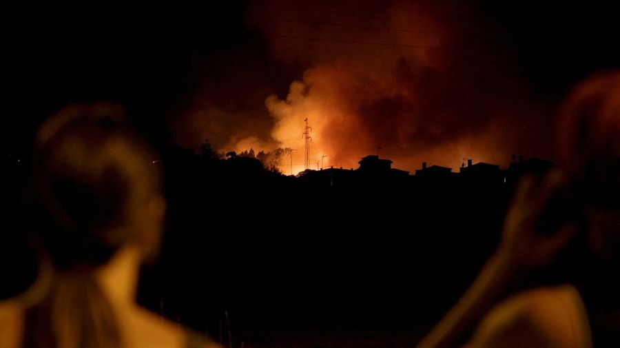 Sebuah pemandangan menunjukkan kebakaran di pegunungan dekat rumah-rumah kosong setelah evakuasi di berbagai desa di utara, saat kebakaran hutan mengamuk di luar kendali di pulau Tenerife, Kepulauan Canary, Spanyol 20 Agustus 2023. (REUTERS/Nacho Doce)
